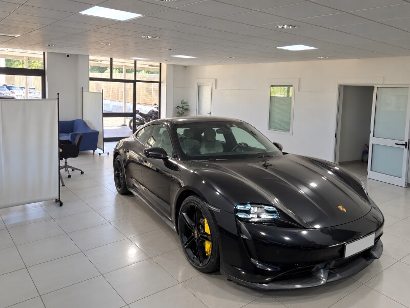 PORSCHE Taycan